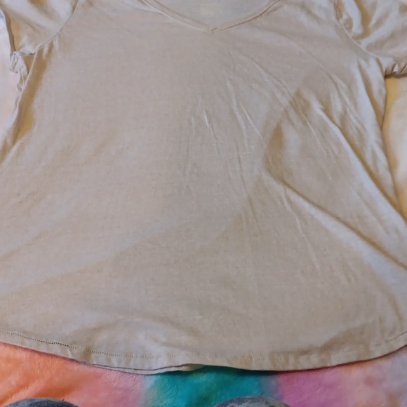 5/$10 Women's Everyday Tee Size Medium - Picture 4 of 7